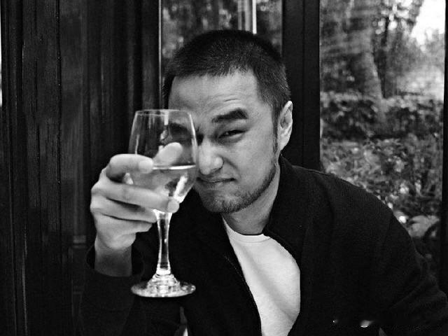 冯唐说：“人这辈子，宁愿薄情寡义，也别拧巴，你的命是你自己的，自己觉得幸福就成，