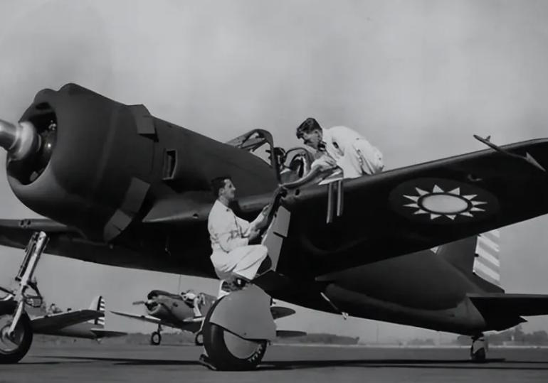 49年一国军飞行员携4.6吨银元迫降北京，军区首长：这钱是你的？1923年，杨