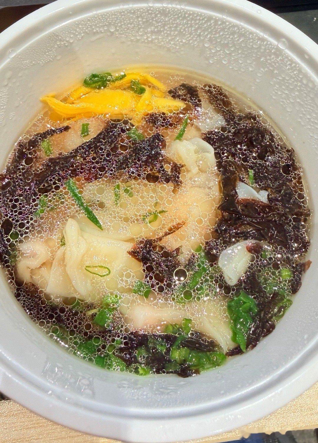 鸡汤小馄饨，好像有一点点油。