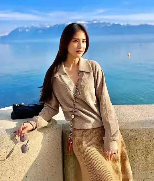 实在搞不懂黄圣依是怎么想的！她今年明明都已经43岁了。她不缺钱，学历也不差的情况