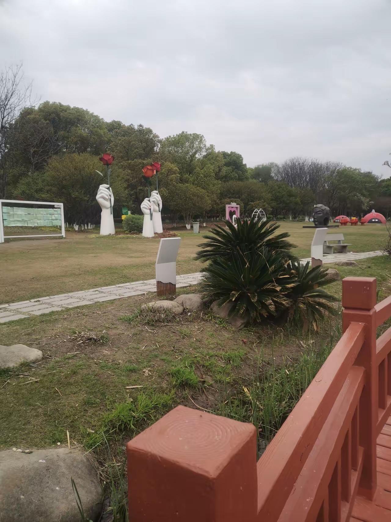 我的一位原同事，刚退休才两年多，清明节的前一天，他一家人上山扫墓，他竟然突发心梗