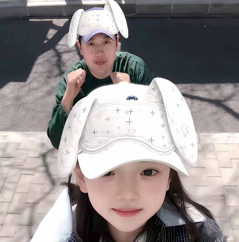 高云翔陪小酒窝过周末，父女俩在北京朝阳公园面包节！这个女儿很旺他，他之前特别颓废