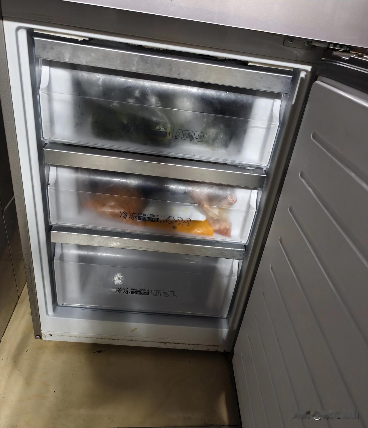 修个冰箱太贵了。前两天，发现冰箱冷冻室不制冷了，冷藏室还可以，一直觉得是放的