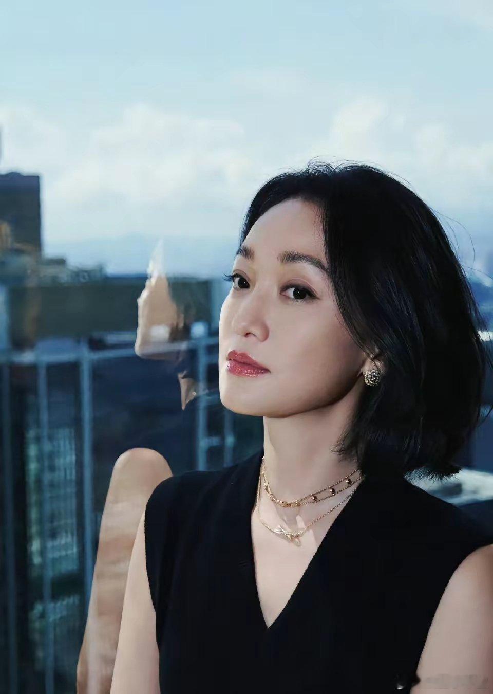 要不是眼尖的网友发现，我都不敢相信，周迅不仅变得松弛了，最明显的是她头顶的白发非