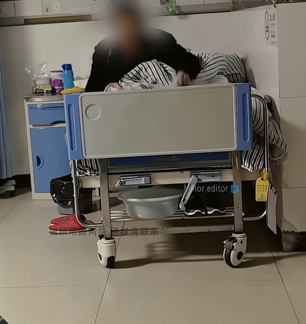 老人重病时日无多，一个人住院晚上疼的睡不着，医院打电话叫家属拿止痛针，一个人住院