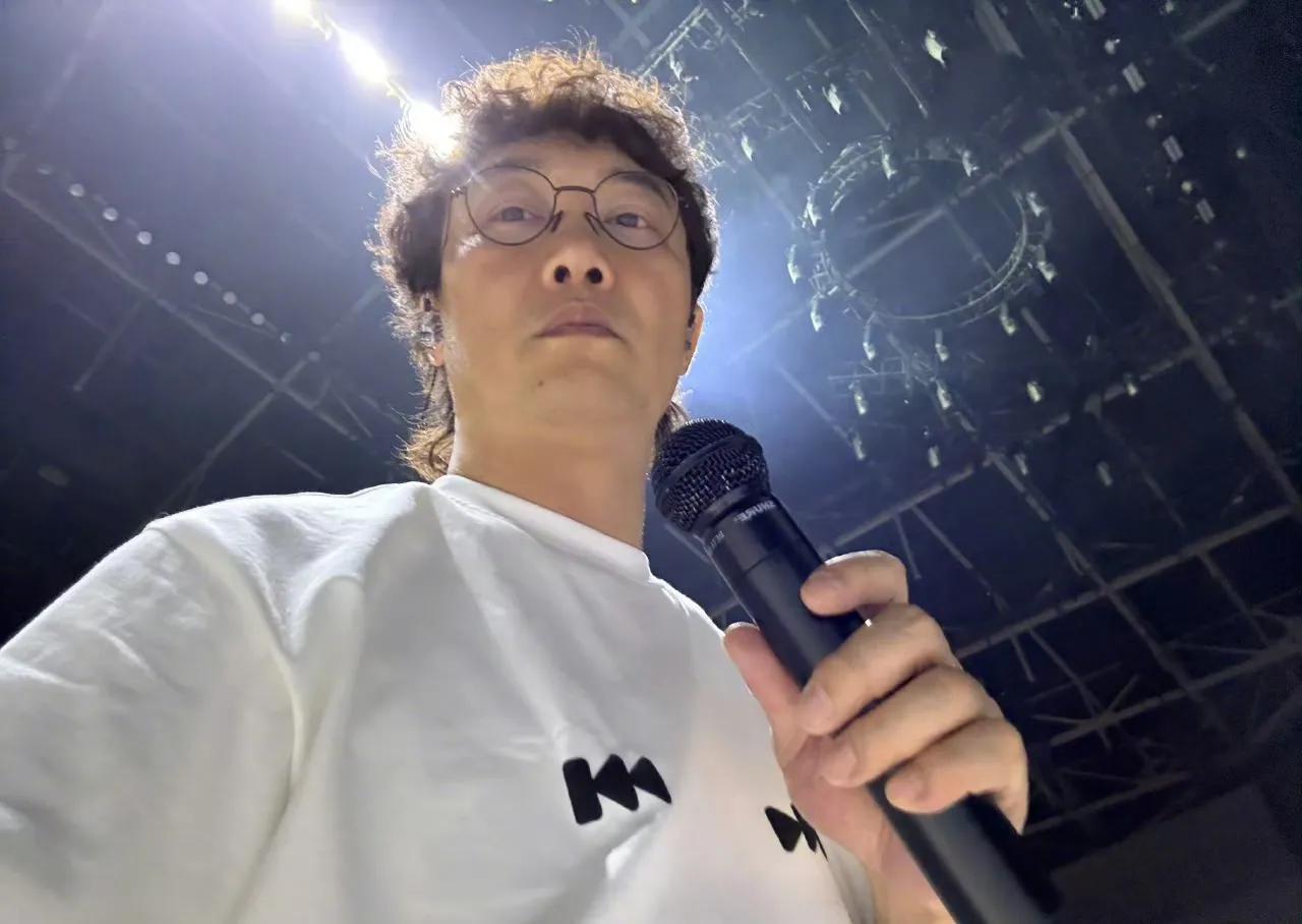 要被陈奕迅笑死，这么大个活人看到了吧？网友说他的任务完成了，现在拍照给你们看