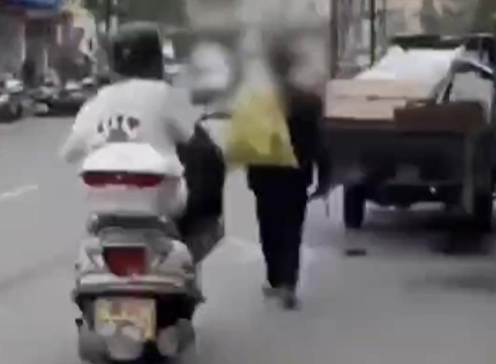 拾荒老人在路上正常行走，他有得罪谁吗？至于要挨重重的一脚！而你欺负这样的人，是真