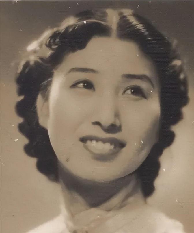 1940年深夜，郑苹如被押到小树林秘密处决，特务看她如此漂亮，实在不忍心下手，突