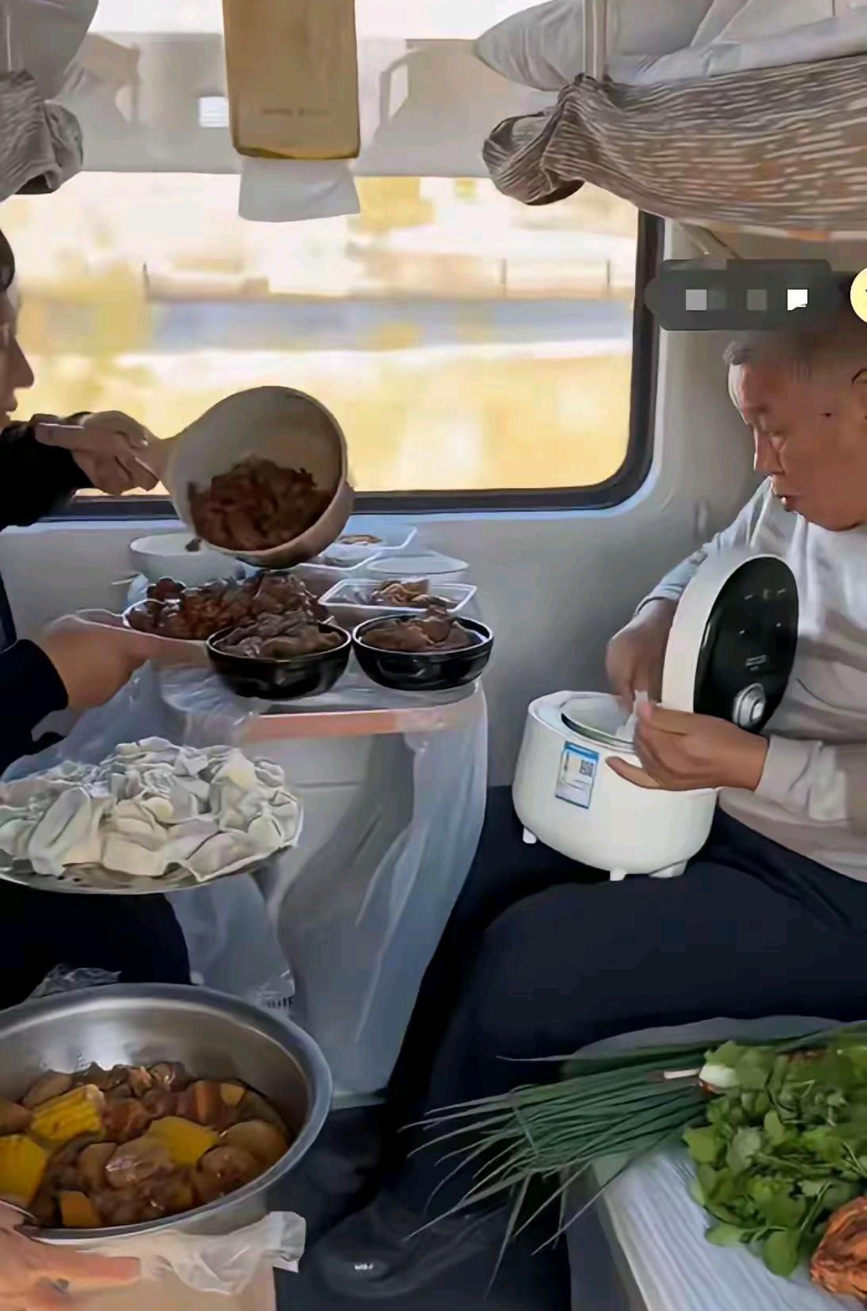 我敢说一车厢的人都饿了