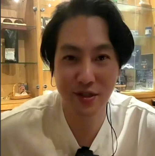说起汪小菲，湾博主建国说也是蛮感慨的！不过张兰这边倒挺厉害的，人家直播不行了，