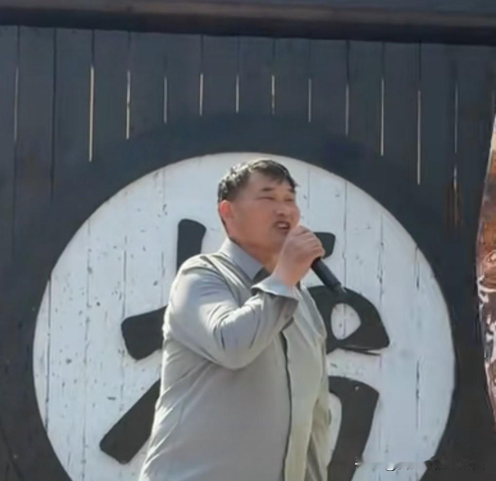 朱之文直言感谢这个时代草根歌手朱之文，五一期间到开封万岁山演出时，面对记者的