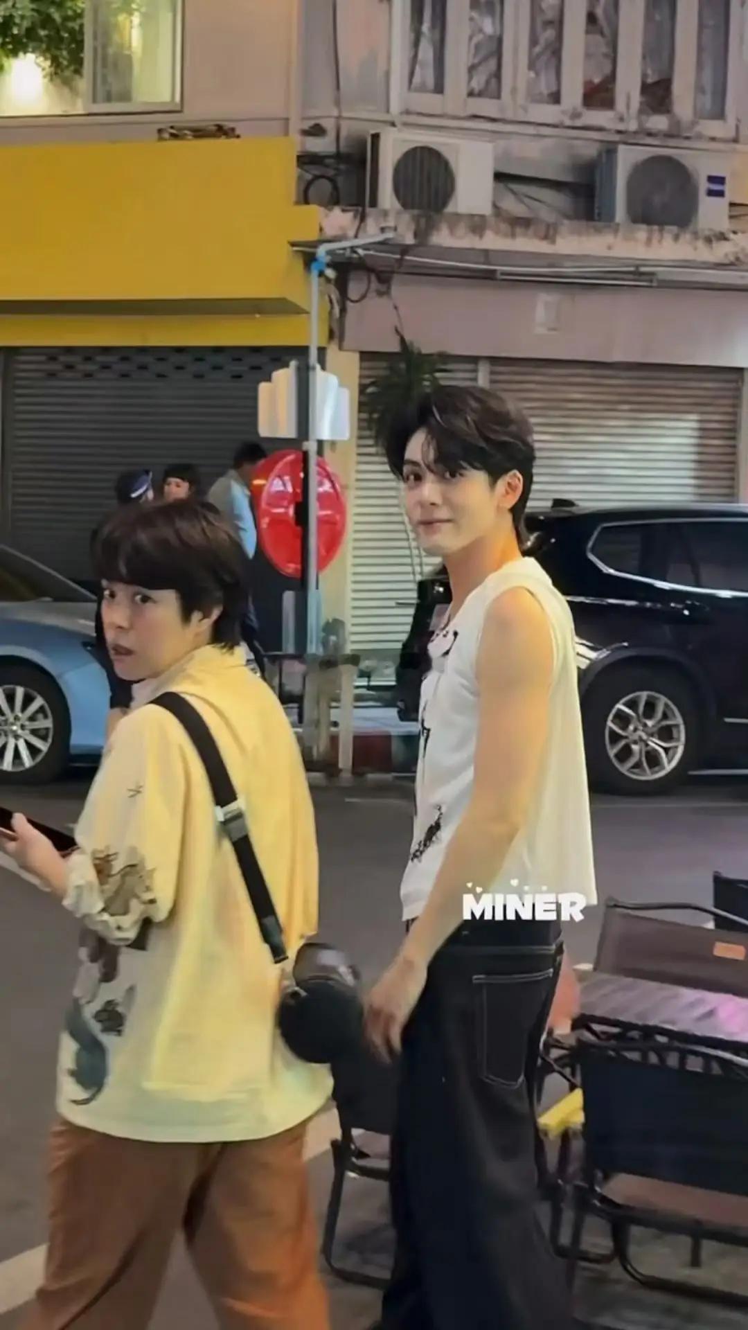 曾舜晞在曼谷被偶遇，白色短袖衬得他又帅又白，随便一拍都自带氛围感，清爽干净的样子