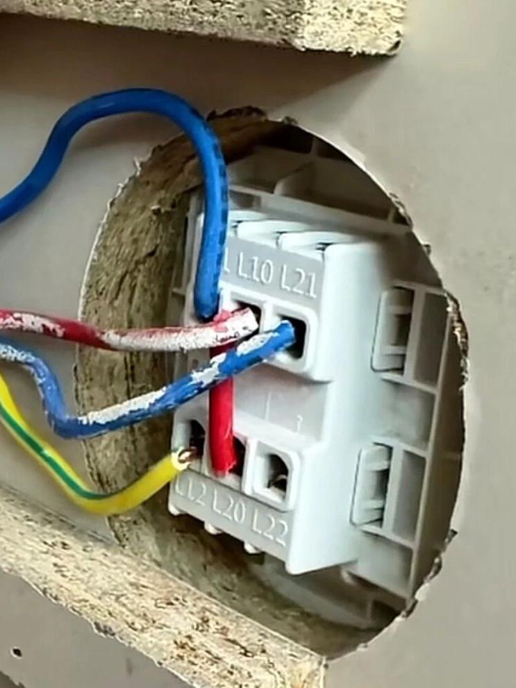 还有很多电工不知道！从背面如何判断这是个什么开关？我作为干了多年的老电工，面