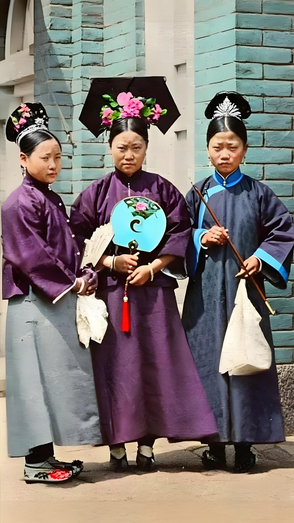 20世纪初，三位满族姑奶奶并肩而立，中间与右边的两位容貌极为相近，宛如姐妹。唯独