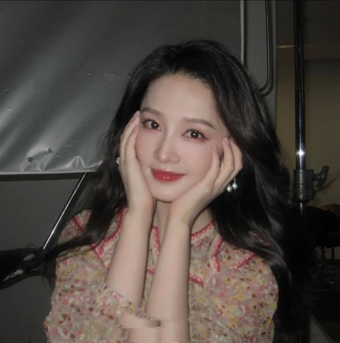 李沁：从婚礼“讨费”到花少“美四姐”的惊喜蜕变近日，李沁在张若昀婚礼上“把妆
