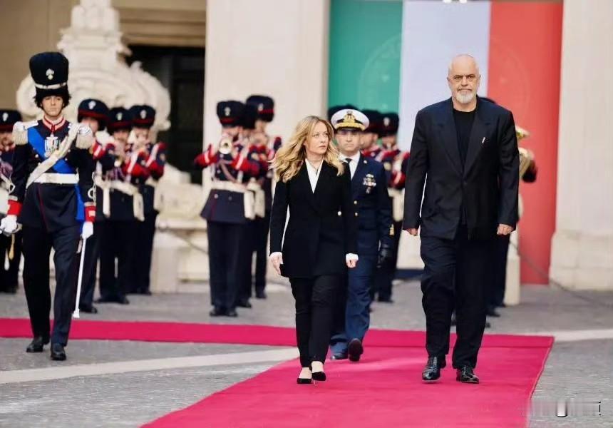 又跪了！当地时间2026年4月16日，身高超两米的阿尔巴尼亚总理埃迪·拉马出访意