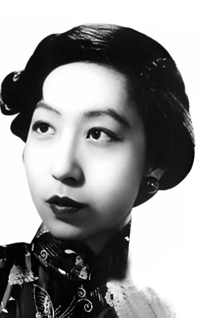 1938年，张爱玲的父亲张志沂趁着妻子不在，偷偷拿着针管，溜进了18岁张爱玲的房