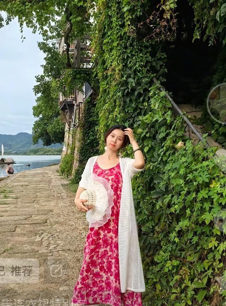 大家有没有发现，田静喜欢穿鲜艳的衣服，每个动作有意展现她有曼妙的身姿。可是网友