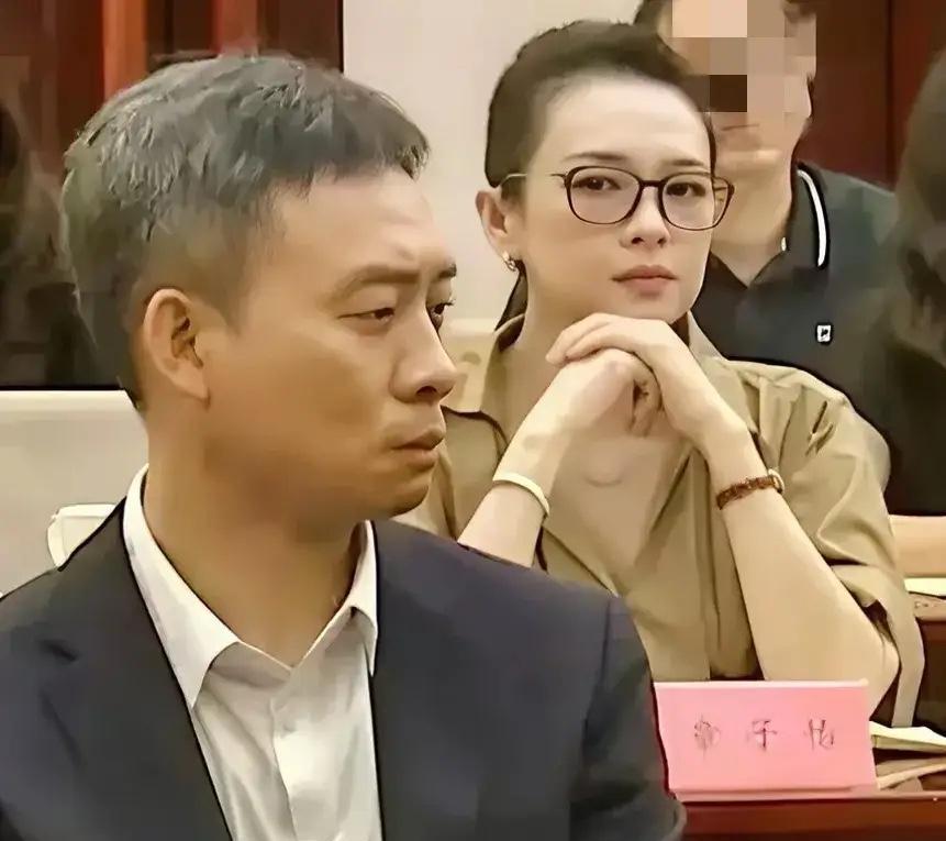 张译，明明跟章子怡才差一岁，两人同框像两代人。章子怡看张译的眼神，也很有意思，估