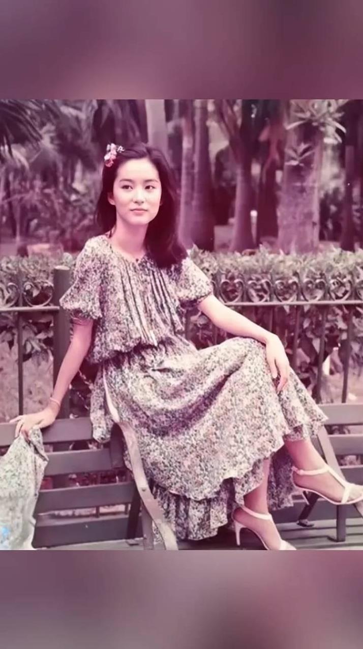 上世纪70年代林青霞年轻时的留影。照片中的她穿着一条碎花连衣裙，脚上是一双白色的