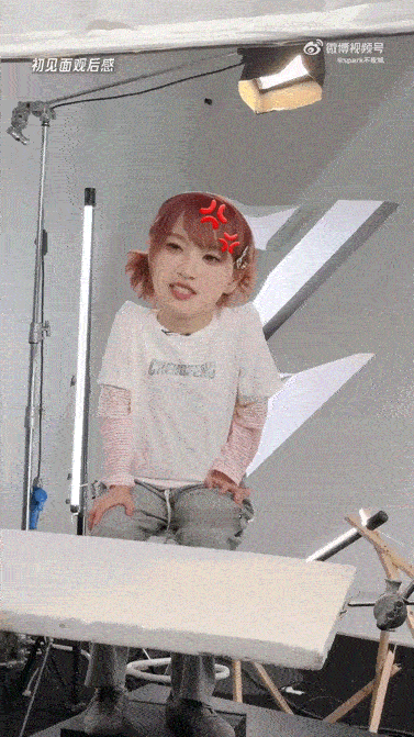 黄灿灿为防恶剪每天换发型从丸子头到马尾到披肩发，黄灿灿在浪姐的发型一天一个样。