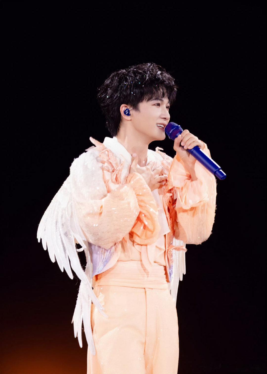 周深演唱会合唱牧羊曲周深穿高定做清油的生气 周深演唱会《牧羊曲》合唱环节直接封神