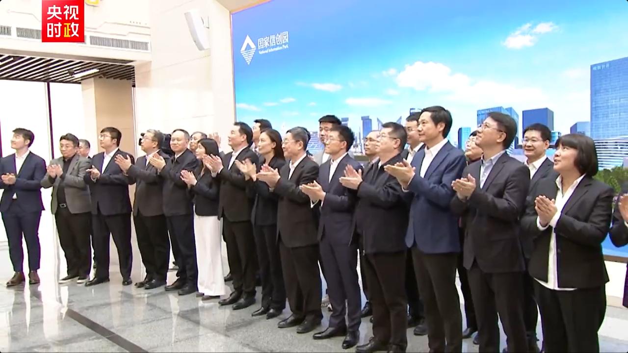 人群中，一眼就看到了雷军。据了解，小米汽车超级工厂及其关联的智能制造与研发基