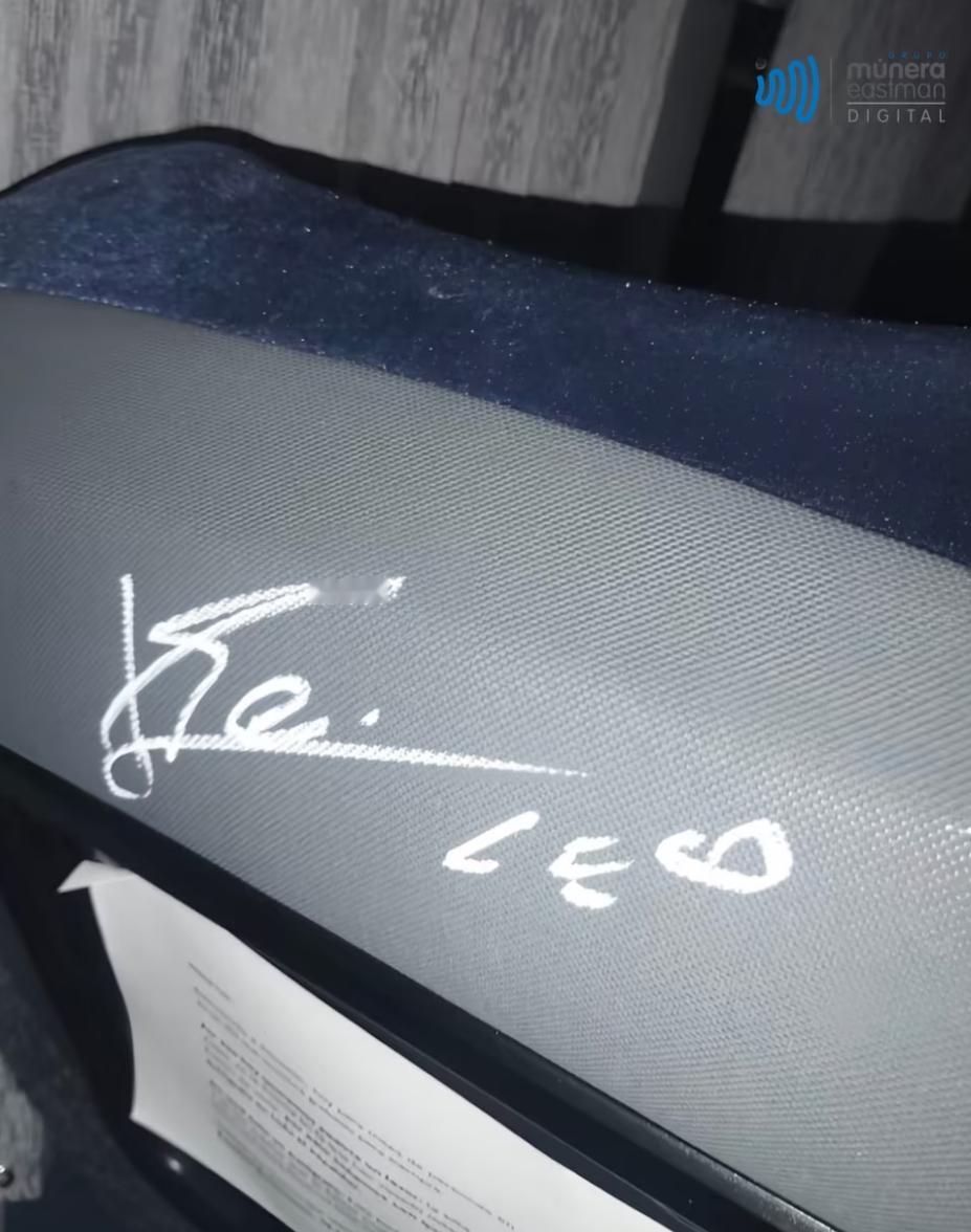 📰梅西在一辆大巴车的座椅上留下签名，若拍卖可能价值约6万欧元日前，梅西随迈阿密