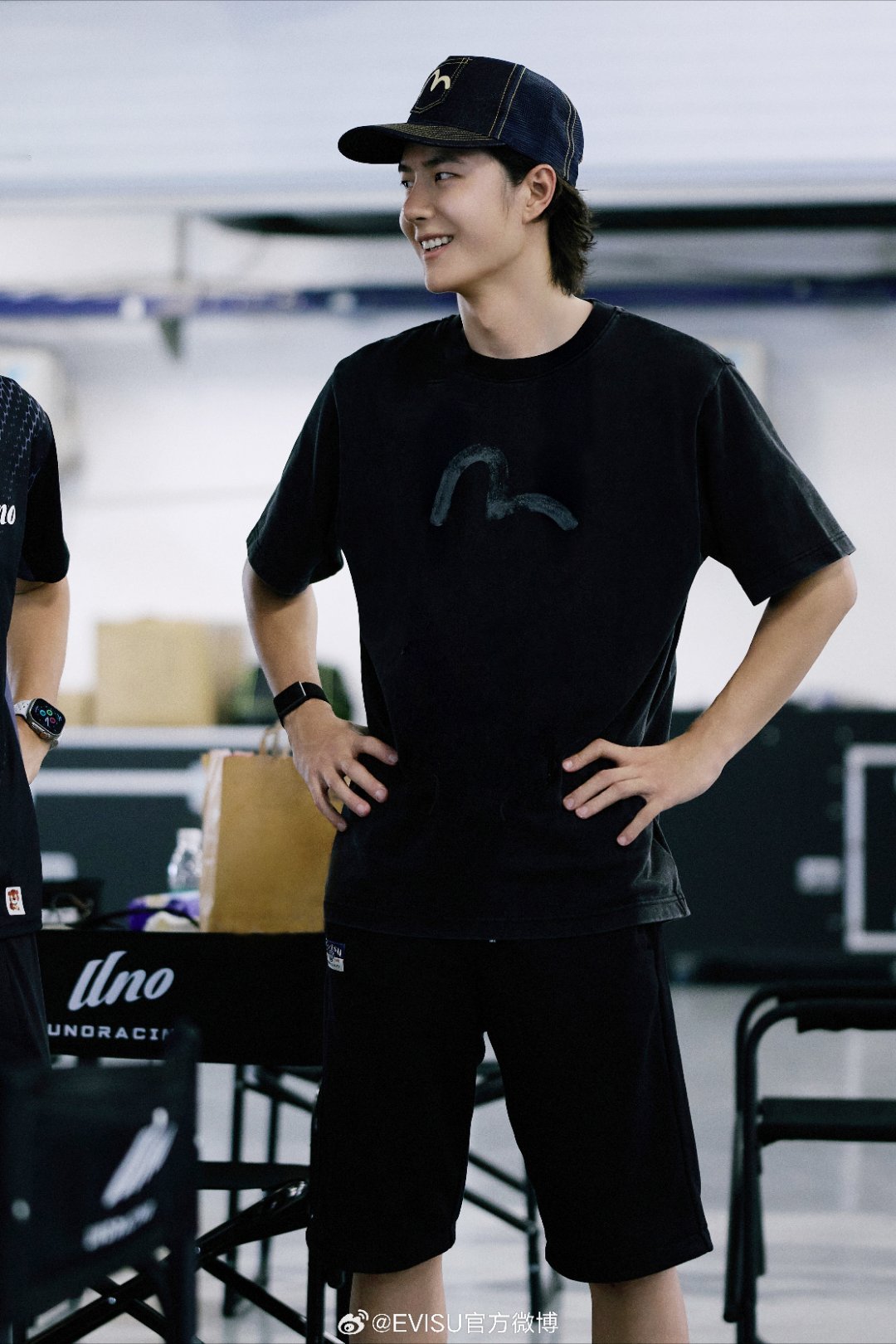 王一博王一博:小摩托看看我啊看看我！！！快回来快回家！！！和我玩！！！