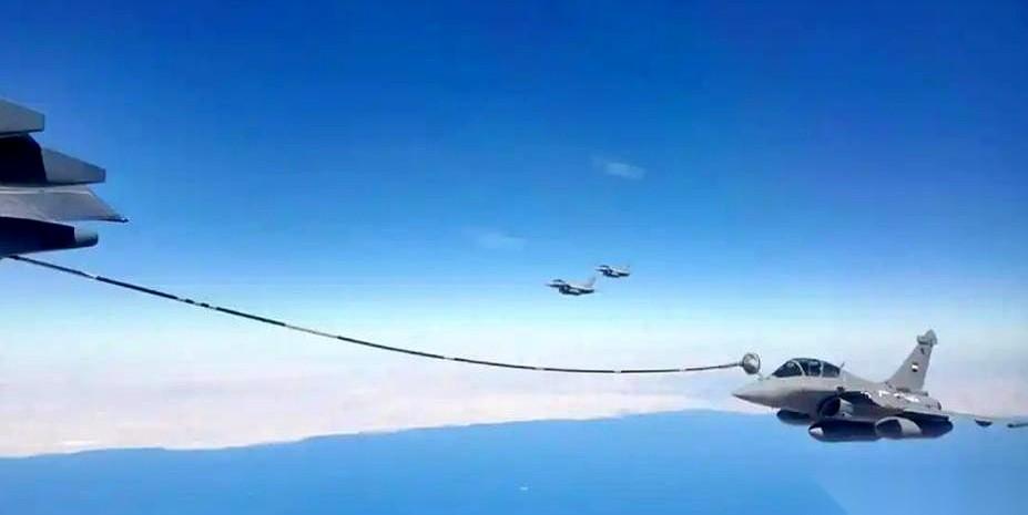 6000公里外，挂着实弹，一边飞一边空中加油，直接把一套能打大仗的完整空战体系“