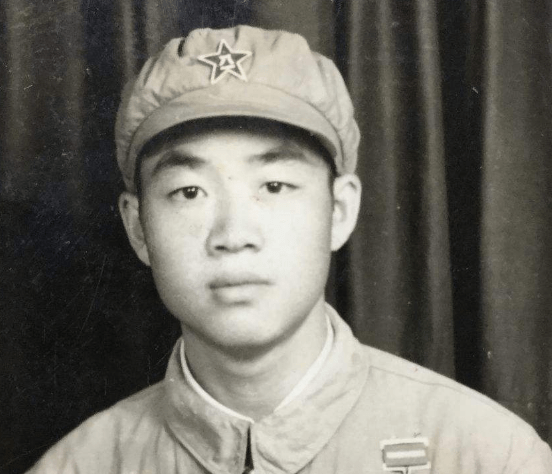1951年，朝鲜战场上，我志愿军一名新兵在擦拭炮管时，发现对面美军阵地有一个突兀