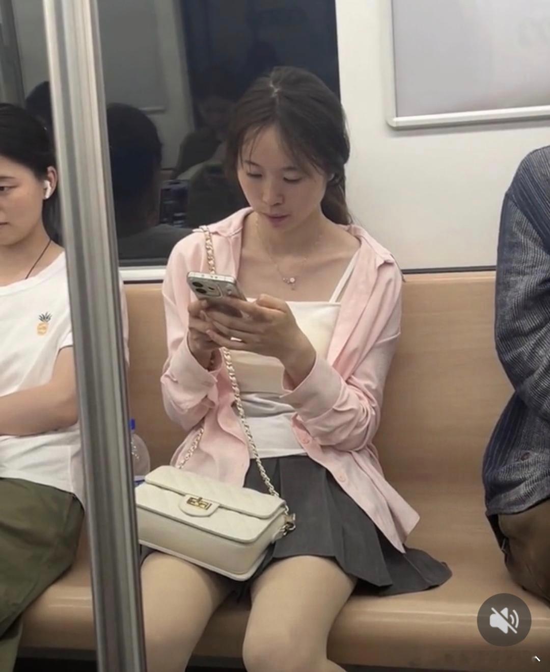 地铁里看到一个女生长得好像林志玲，很漂亮。
