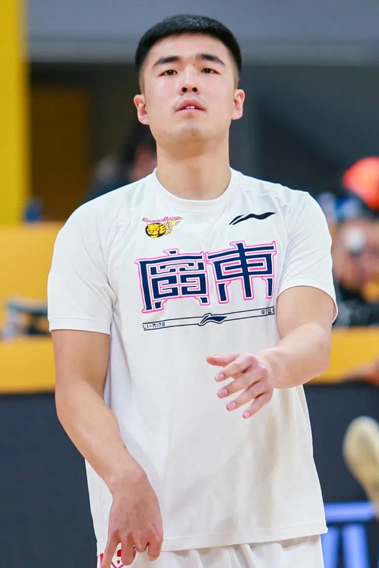 张文逸续约宏远跟愿意挨骂关系不大，他的麻烦在一年后，起码上进心足够据说曾繁日