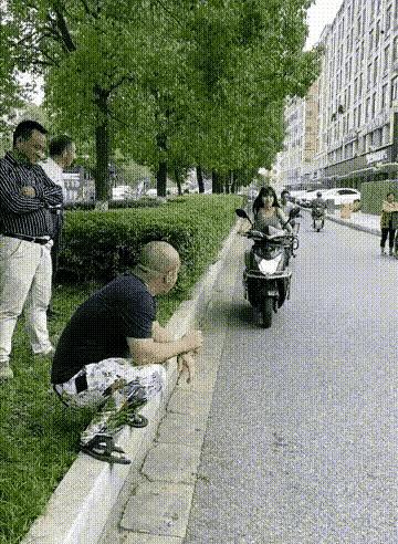 大爷刚伸手，姑娘先躺了！下一秒，砖头塞进他掌心，白沫喷他一脸。监控死角，