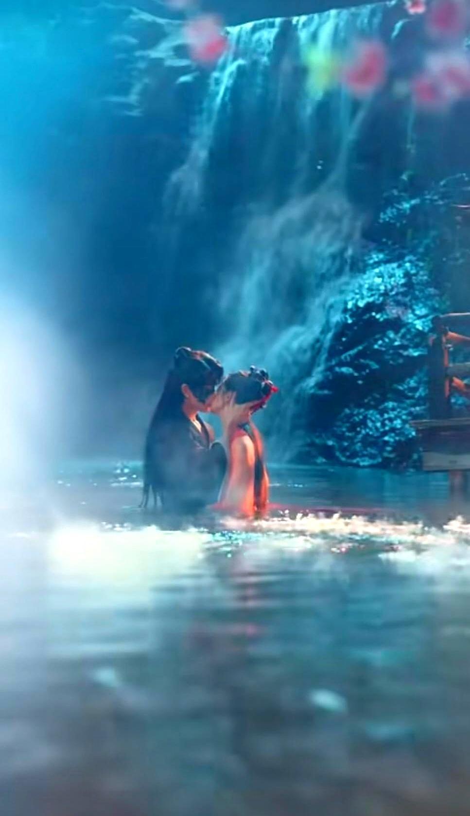 他白天叫我主人，晚上成了敌国战神。黎霜的剑尖抵住晋安的喉咙时，手抖了一下。