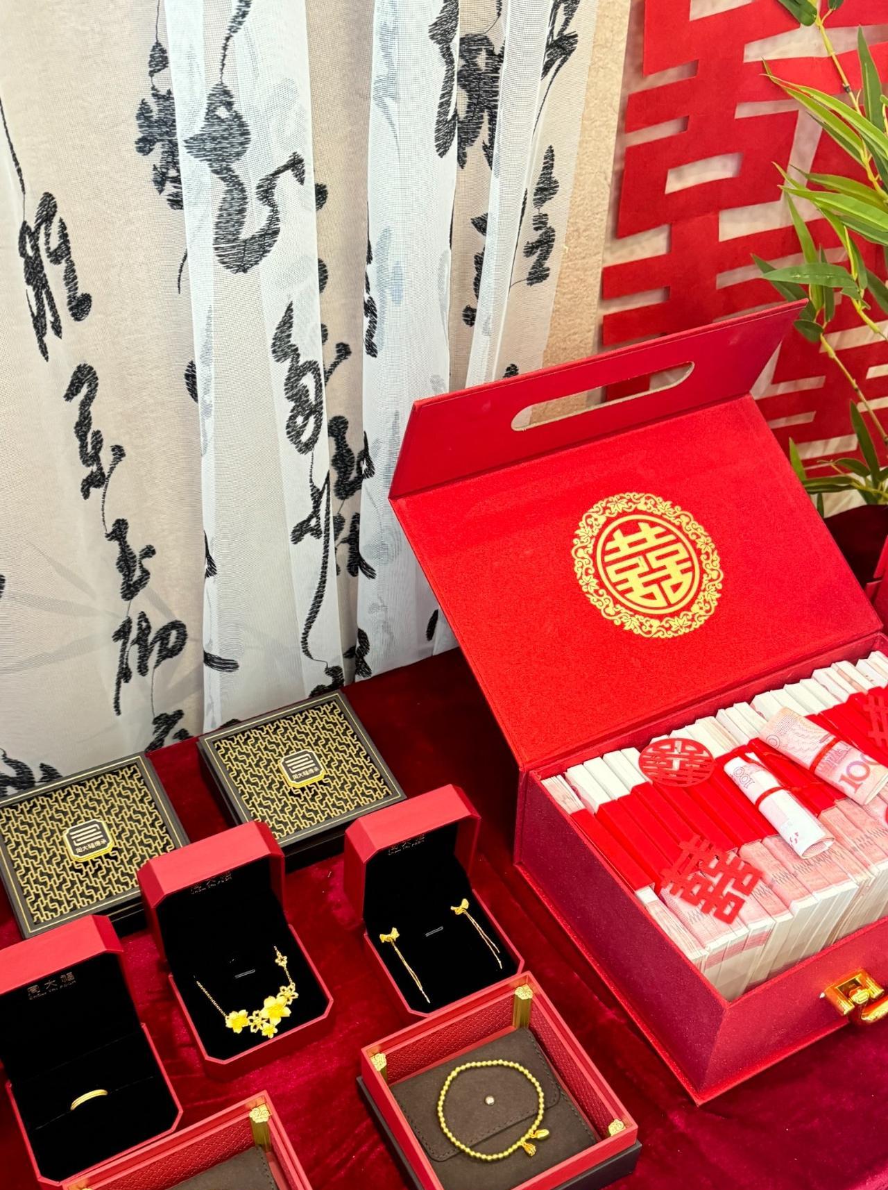 订完婚到家，爸妈把那叠彩礼推回我面前，说“都是你们的，我们不要，存起来吧，结