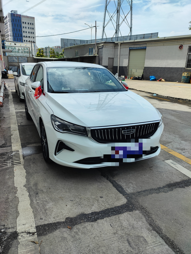 终于定了帝豪今天也提车了但送的脚垫只是一小块的垫的，不是全车的失望呀，还有后备