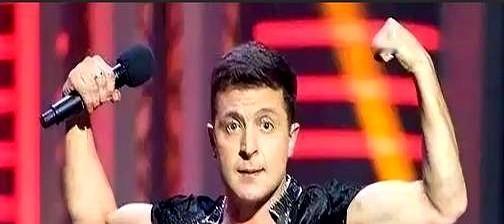 六年前，那个在辩论台上快要输光了的老政客，几乎是红着眼圈，对着全国人喊：你们要是