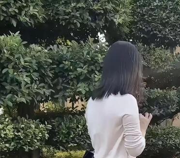 今天出门前顺手拿了件毛衣，没想到意外的搭配了我的灰色裤子，走在路上回头率还挺高呢
