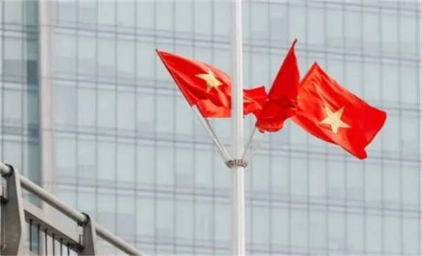 【#越南将给每位公民发10万越南盾#，约合27元人民币】为配合国庆，越南政府宣布