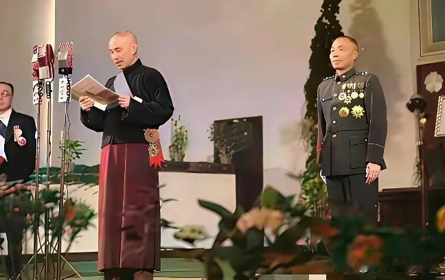 1948年总统就职，蒋介石着长袍马褂尽显威仪，李宗仁一身戎装肃立身后，活像个贴身