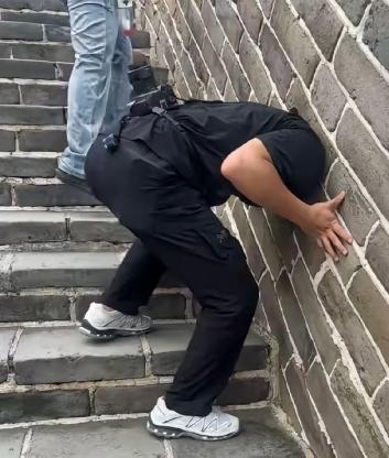 10月5日八达岭长城这一幕，看得人哭笑不得。一名男游客一时好奇，把头探出城墙洞口