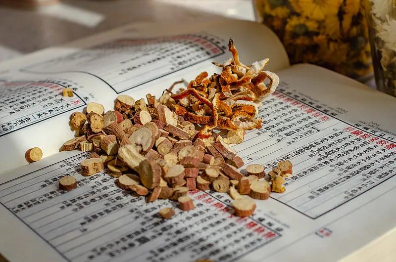 不能一肾虚就吃大补的药，应该先解决脾虚和湿热两大问题! 有些人特别容易肾虚，