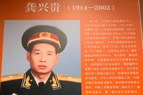 1937年，两个马家军骑兵拦住了一名失散的西路军战士，搜身后要拖他去活埋。一地主