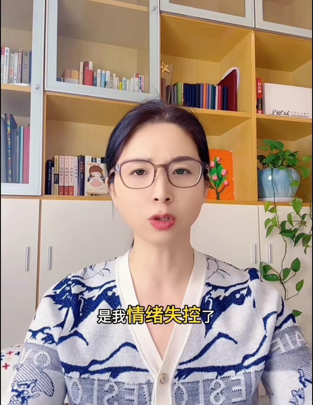 崔丽丽终于被警方处理了曾靠硬刚性侵老板圈粉的崔丽丽，这次居然栽在“骂HR”