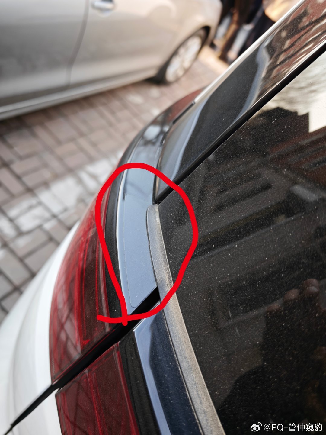 分享一个冷的热知识在车身上贴个贴片，防止橡胶磨车漆，如图这个车的处理，这台车是