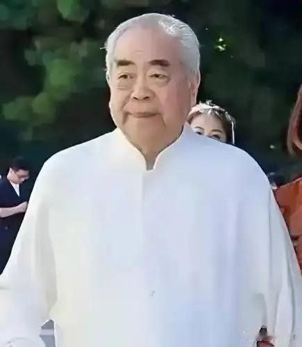 这老头又上热搜了！可是，大家不要忘记他“欺师灭祖”的“光辉事迹”。范曾“欺师灭祖