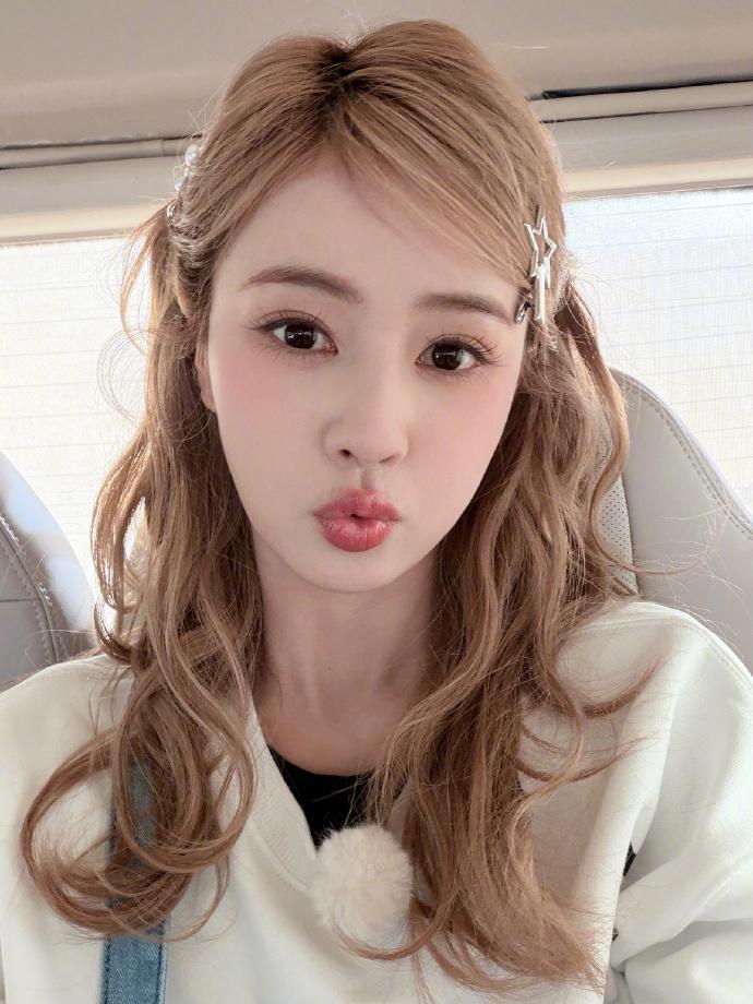 白鹿晒下班自拍，波浪卷发怼脸自拍，又换回黑发了，依旧是超美的白鹿啊~