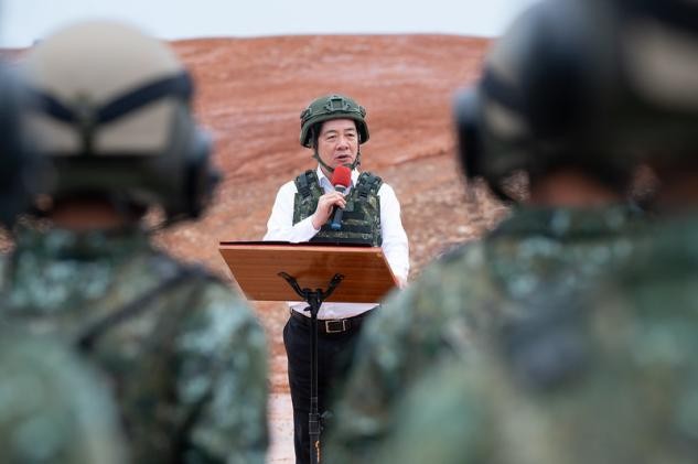 M1A2T坦克亮相台军演，模拟炮打解放军99式，赖清德一开心，给台军加鸡腿奖励