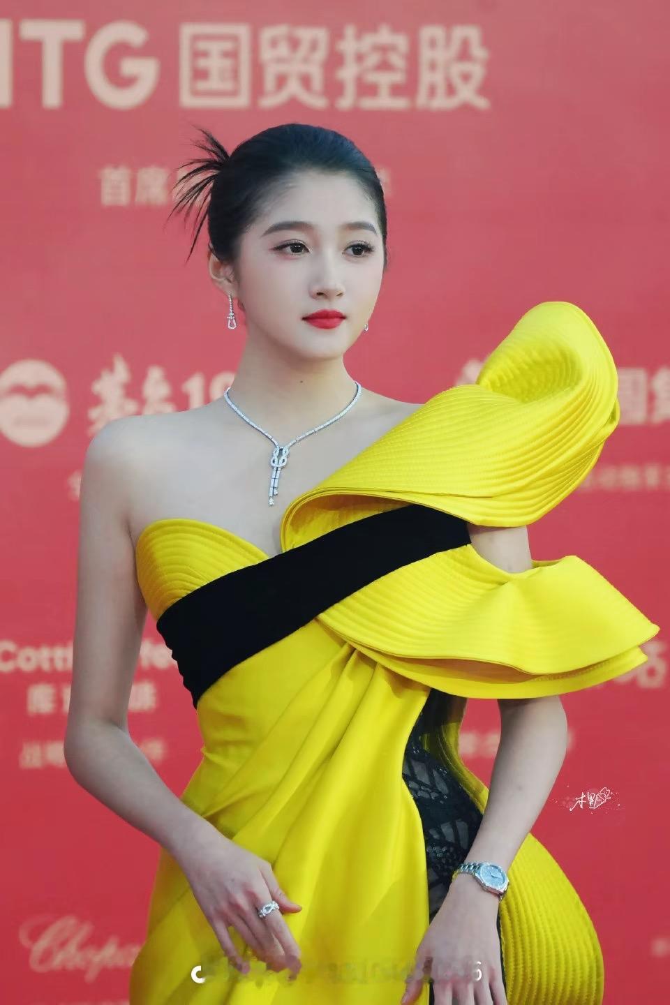 关晓彤估计很难结婚了，不是放不下鹿晗，而是如今28岁的她，竟然已经明白自